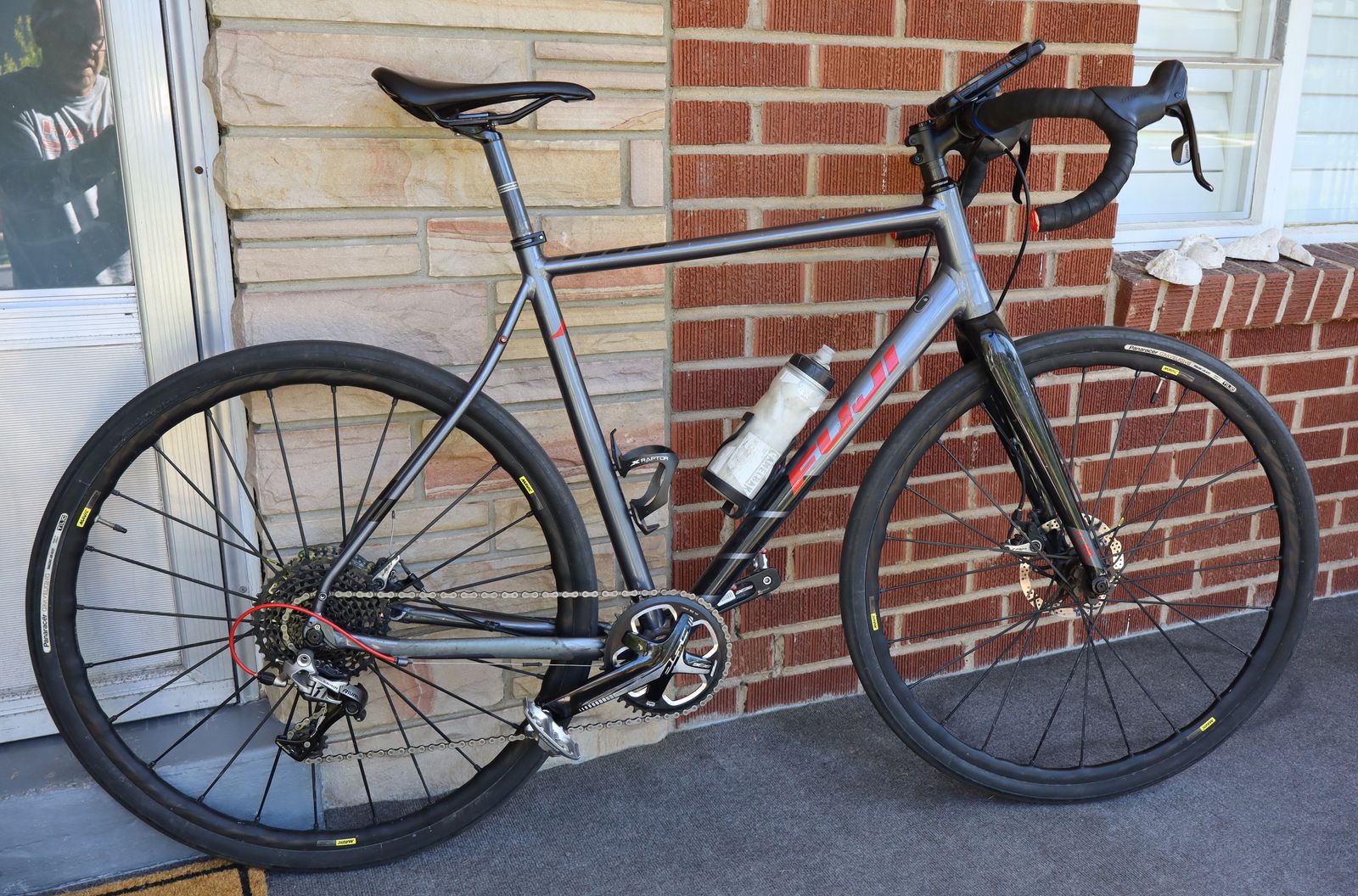 Fuji Jari Gravel / Commuter Bike w/ Mavic Ksyrium Pro Disc AllRoad wheels - 56cm frame