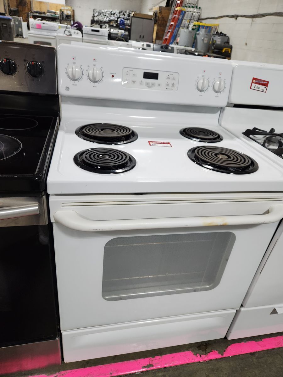 NICE GE COIL TOP RANGE! WITH A FULL WARRANTY