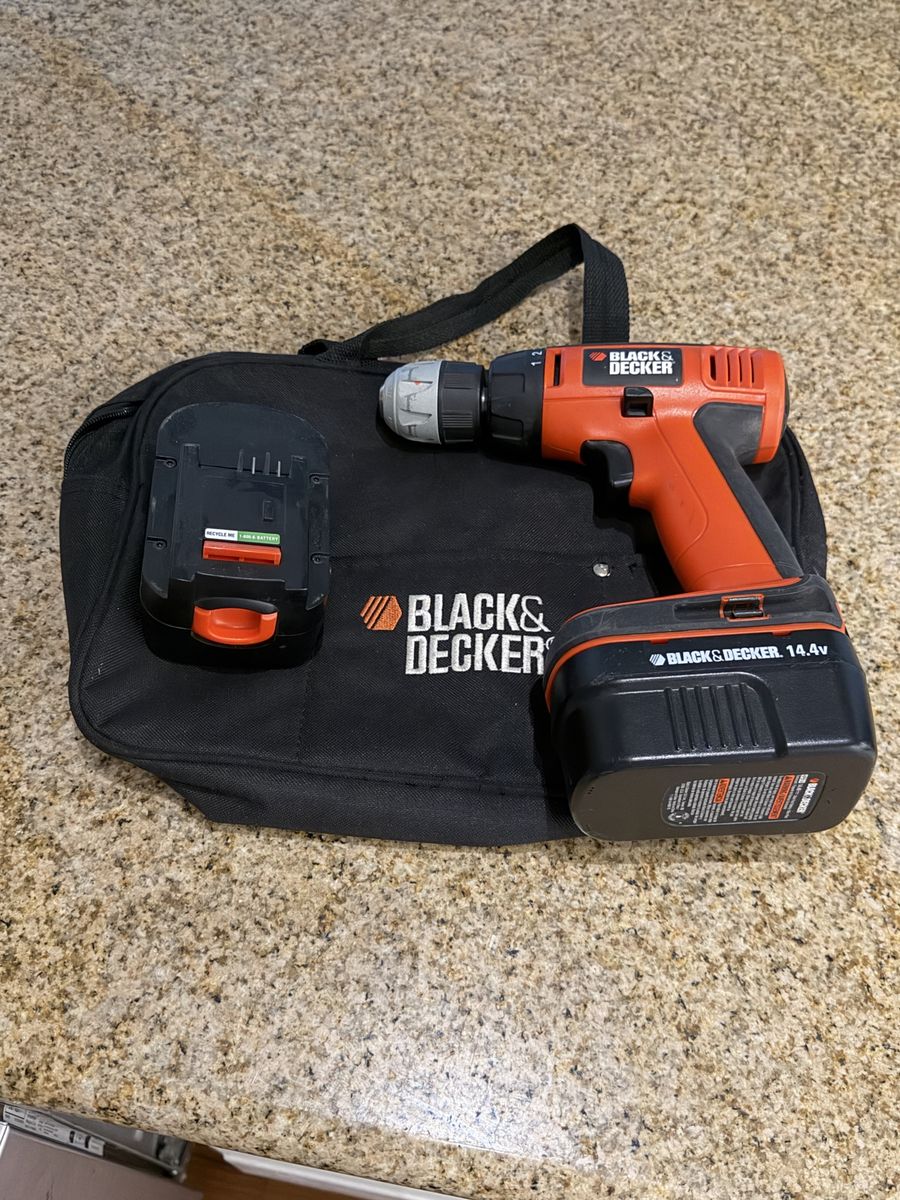 Black & Decker drill with 2 14.4 V batteries with bag no charger.