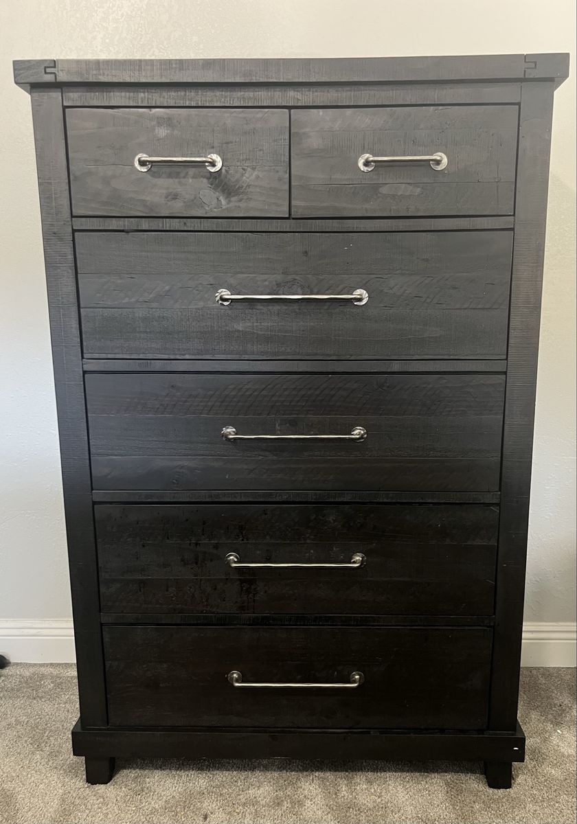 Black Wooden 5-Drawer Chest with Bar Pull Handles - Excellent Condition