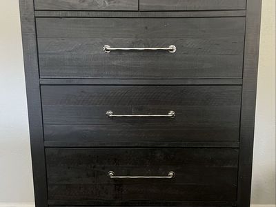 Black Wooden 5-Drawer Chest with Bar Pull Handles - Excellent Condition
