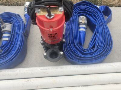 Submersible Pump with hoses. 100'