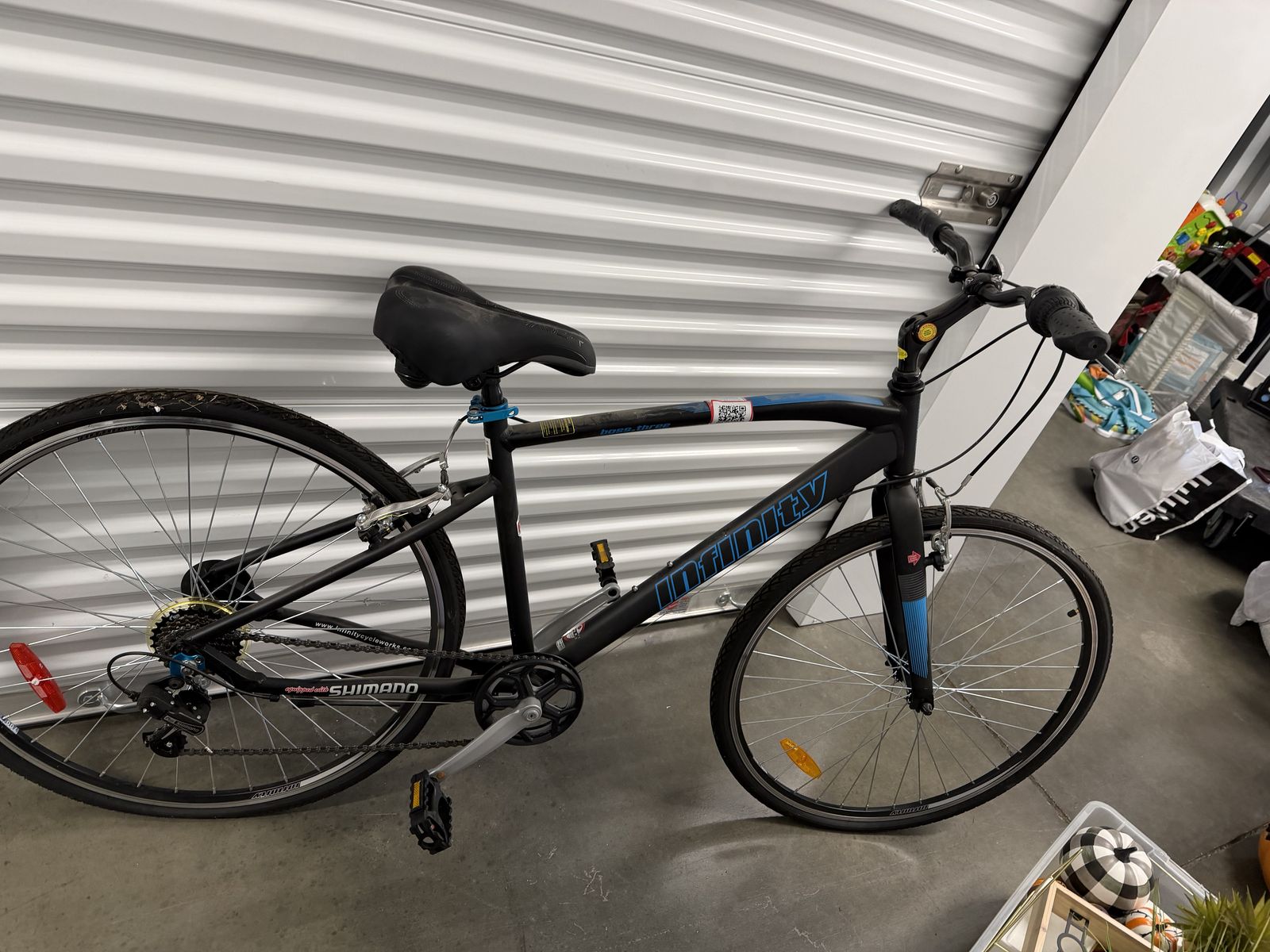 Infinity Boss three hybird bike, Unisex 700c 28 in. x 18" 21 Speed. Black with blue accents