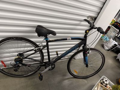 Infinity Boss three hybird bike, Unisex 700c 28 in. x 18" 21 Speed. Black with blue accents
