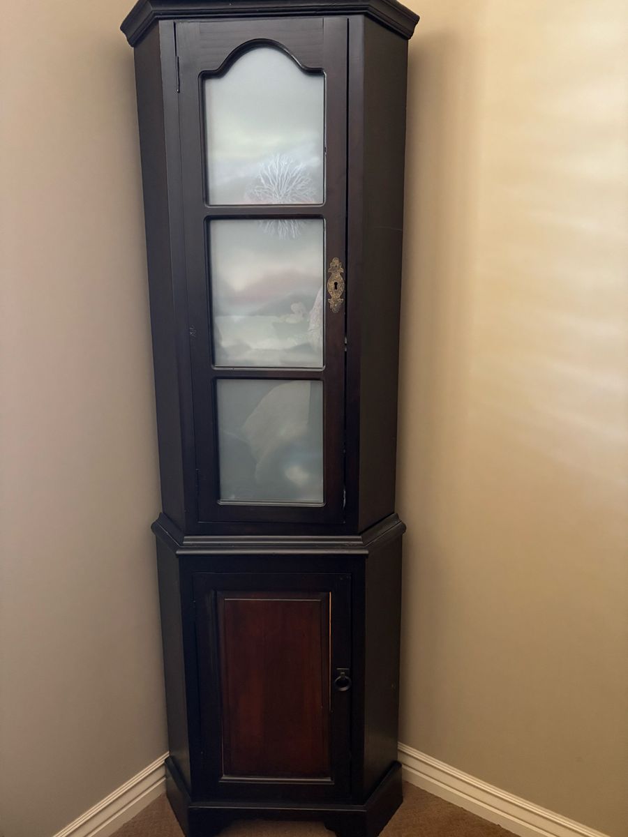 Corner cabinet