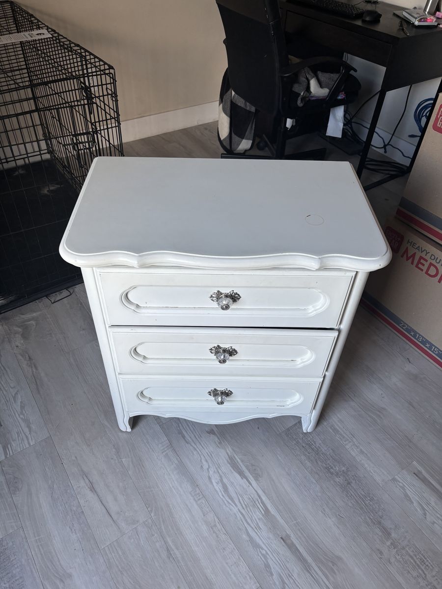 3 Drawer night stand