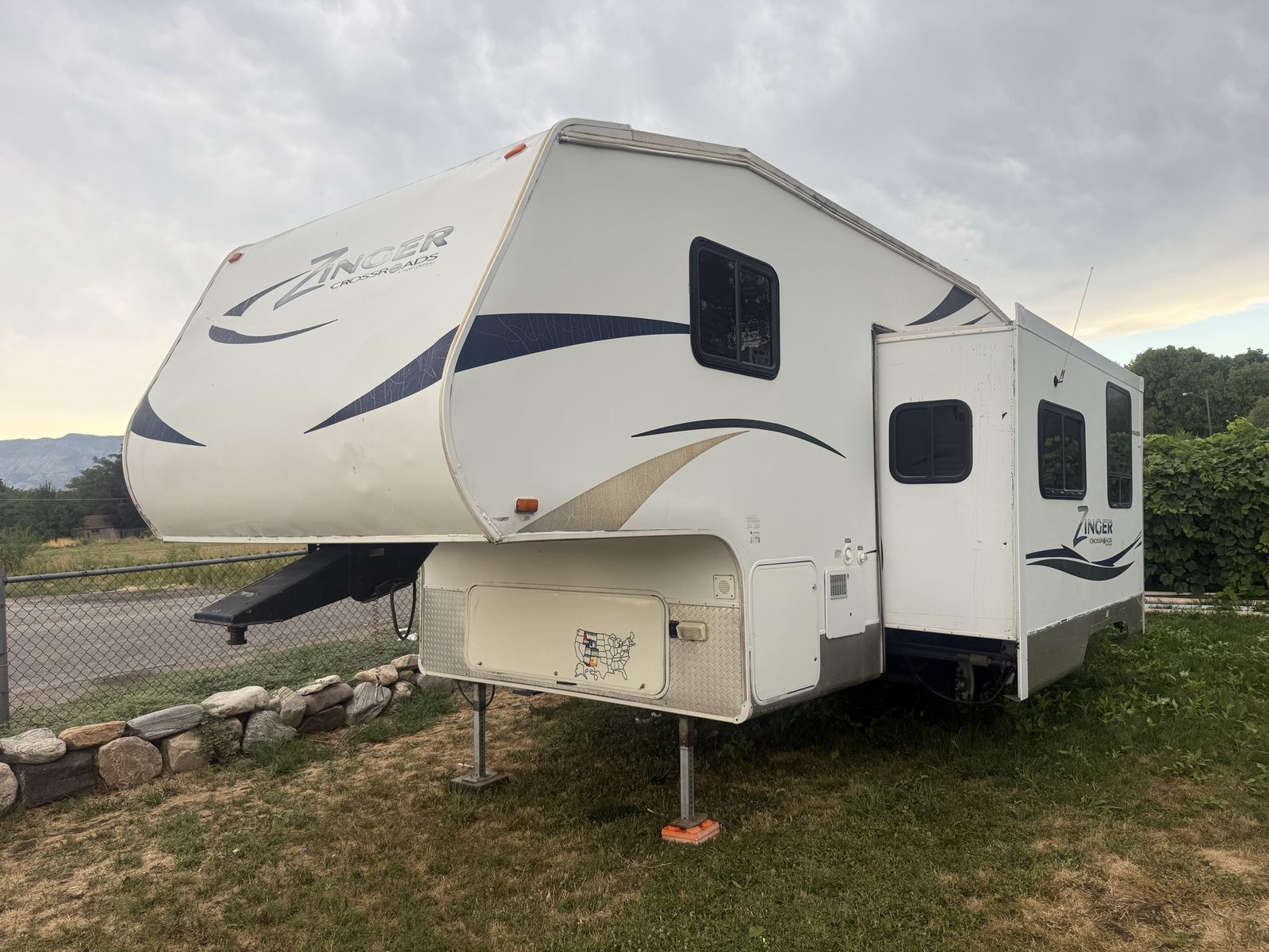 2011 Crossroads Zinger Fifth Wheel RV Camper with Slide Out