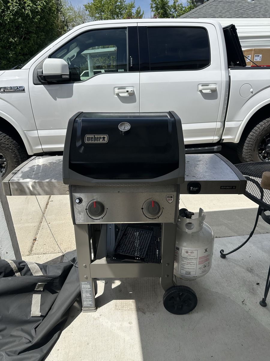 Weber Spirit II E-210 Propane Gas Grill (2-Burner)