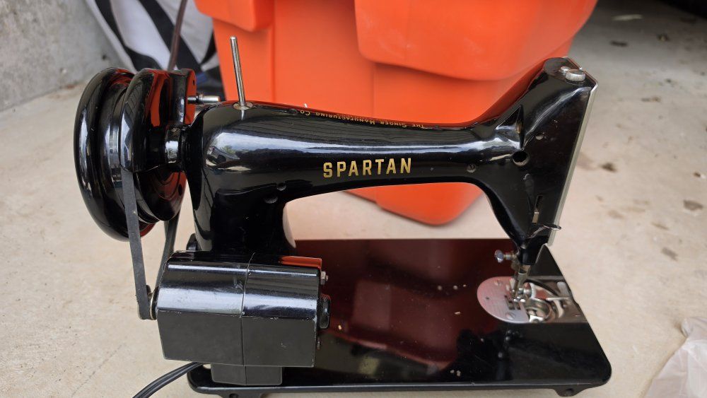 SINGER Spartan Vintage Original  Built-in Sewing M