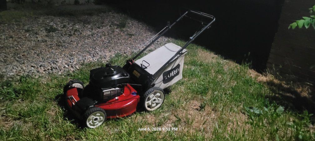 Toro lawn mower self propelled good working conditions.