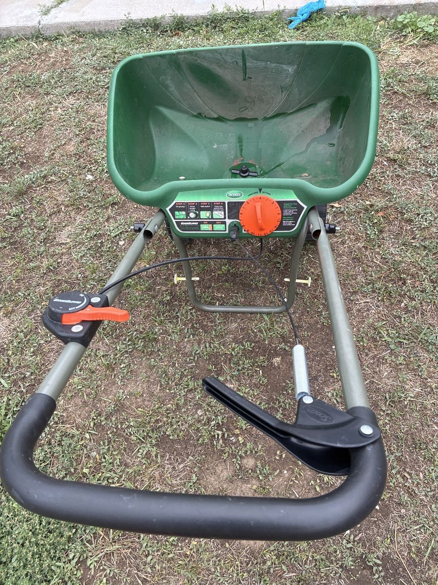 Scotts EdgeGuard Broadcast Lawn Spreader