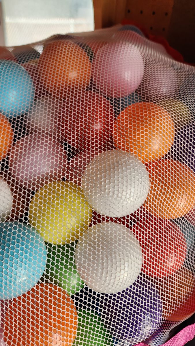 1,000+ Plastic Balls & Ball Pit