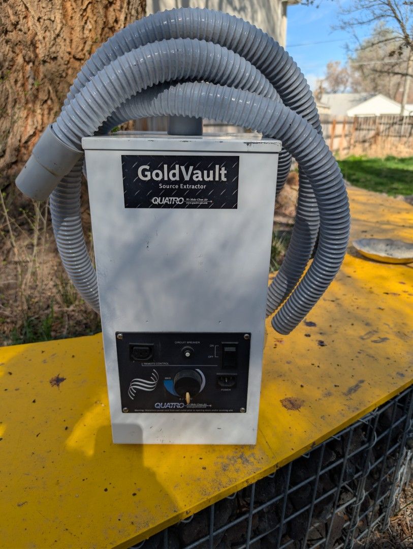 Quatro Gold Vault Portable Fume & Dust Extractor