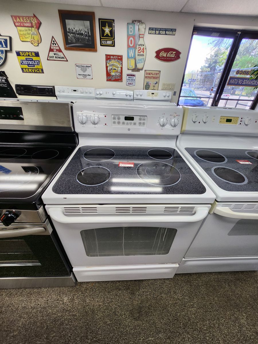 NICE GE WHITE GLASS TOP RANGE! W-WARRANTY