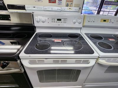 NICE GE WHITE GLASS TOP RANGE! W-WARRANTY