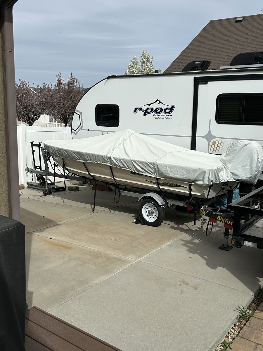 Lowe fishing boat 16 ft