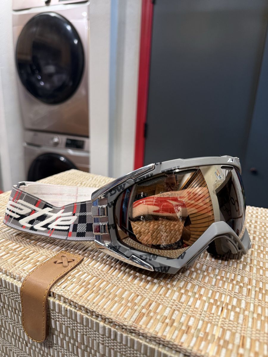 Arnette Snow Goggles- Red/Grey Plaid Strap, Mirrored Lens in great condition.