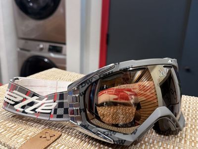 Arnette Snow Goggles- Red/Grey Plaid Strap, Mirrored Lens in great condition.