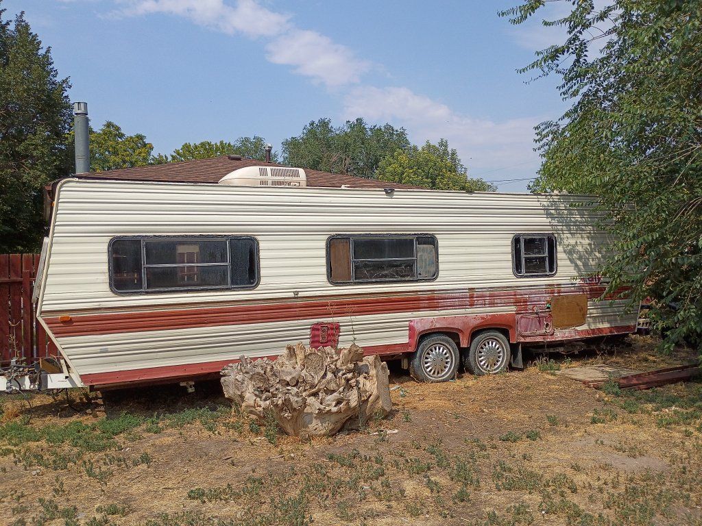 28 Ft trailer 2 axle inside trashed