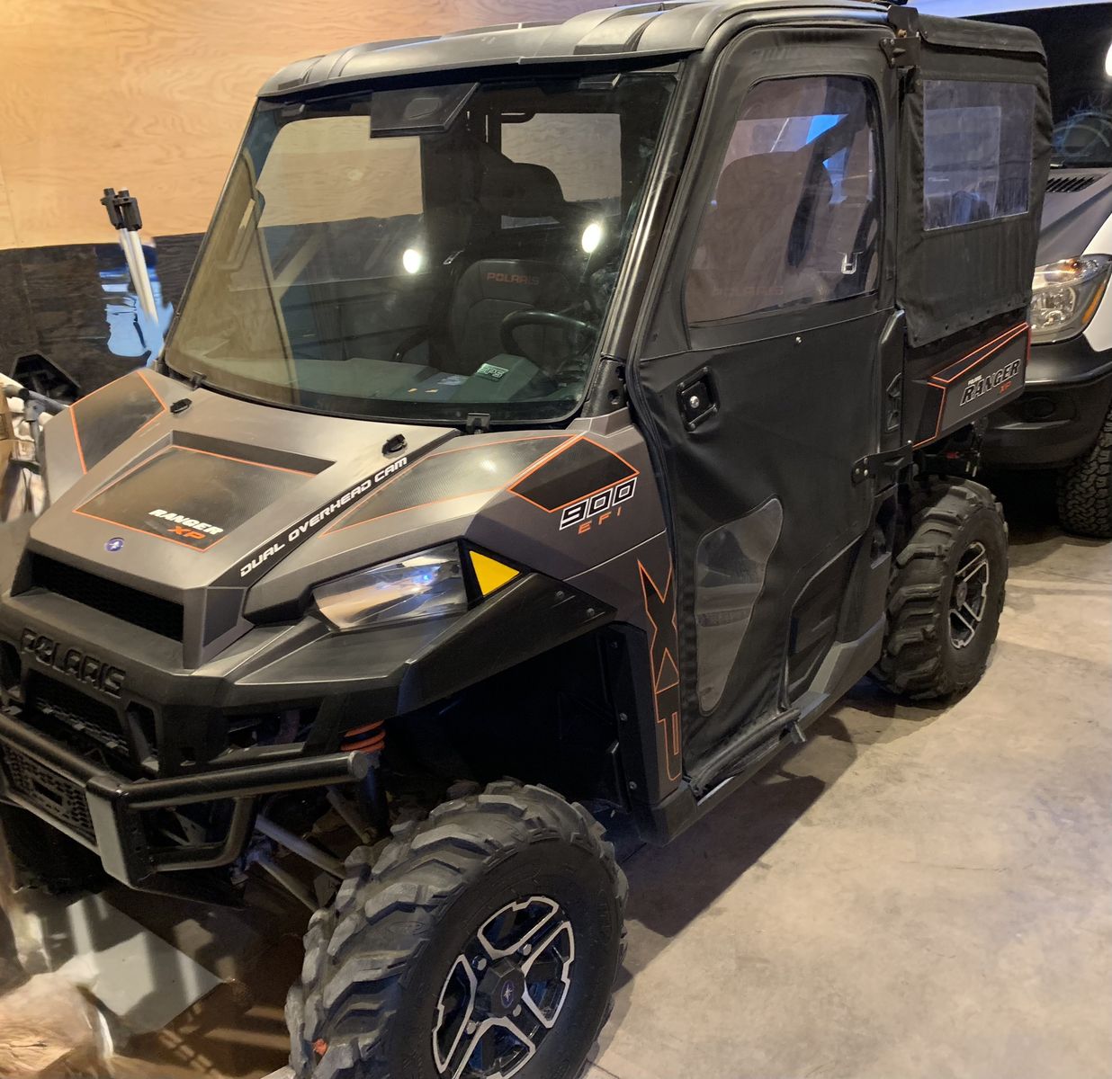 2014 Polaris Ranger XP 900 EFI UTV with Full Enclosure