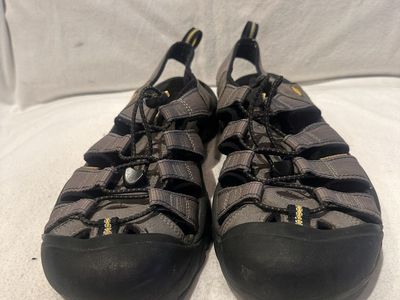 Keen men’s size 9.5 gray waterproof, hiking sandals