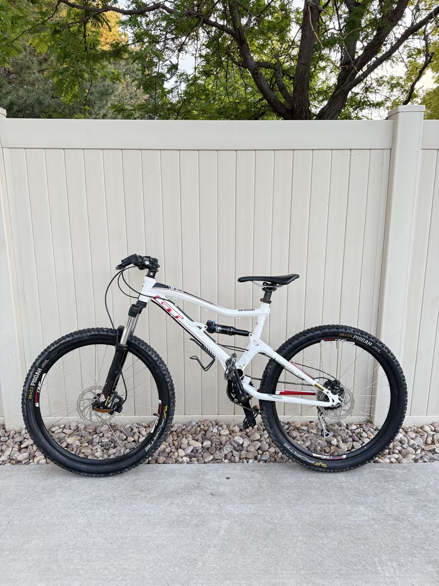 GT Sensor Comp Full Suspension Mountain Bike - White, Disc Brakes