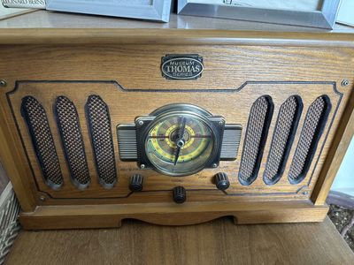 Vintage-Style “Museum Thomas Series” Radio/CD Player Cabinet