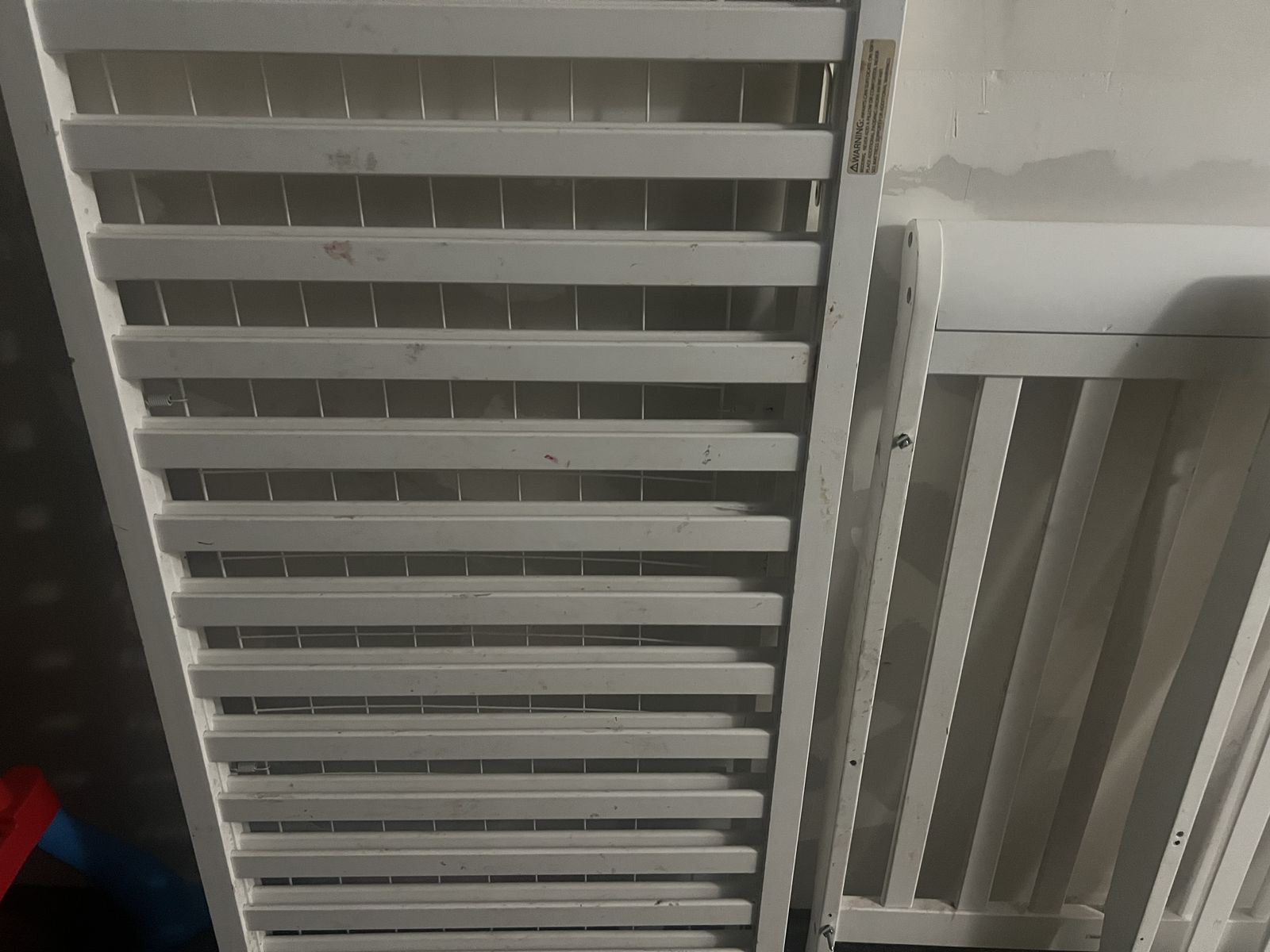 white wood crib