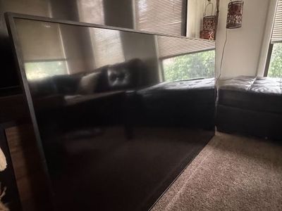 Samsung 65” 4K UHD TV (SERIES QBB) Wall mount brackets included. Excellent Condition
