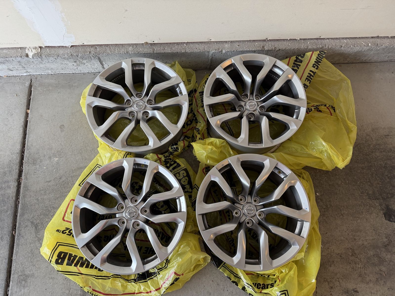 Set of 4 OEM Nissan Silver Alloy Wheels Rims with Center Caps