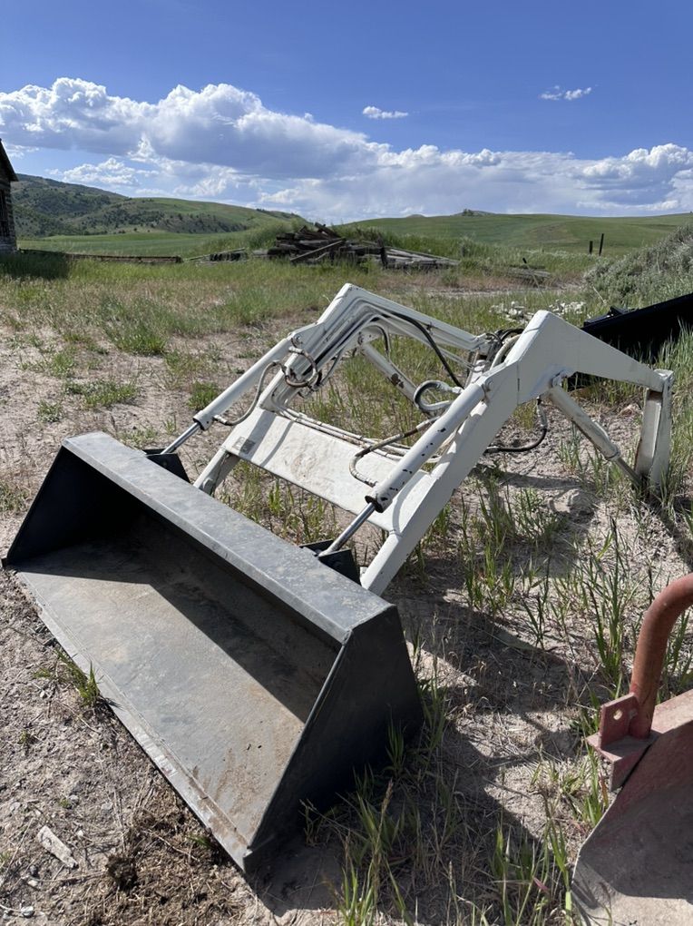 Front loader with 5’ bucket