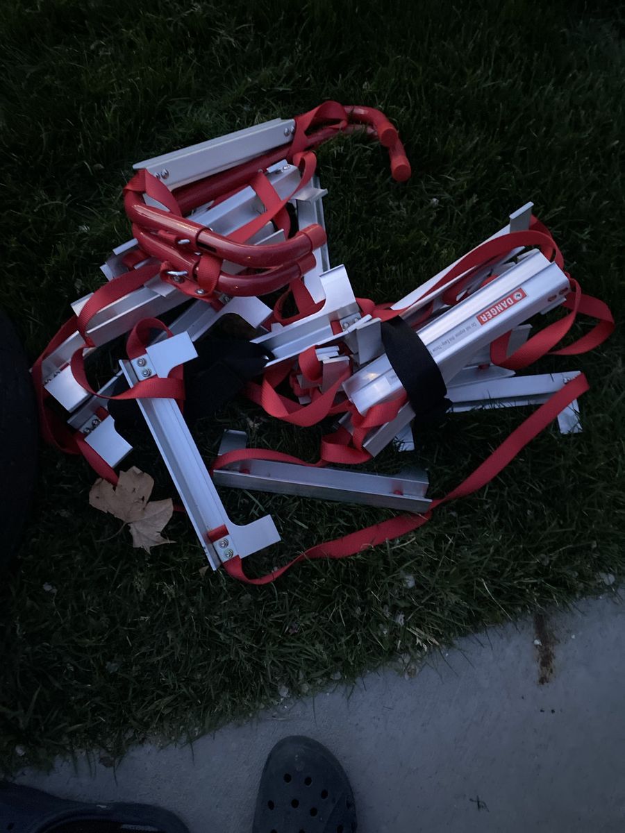 Emergency escape ladder