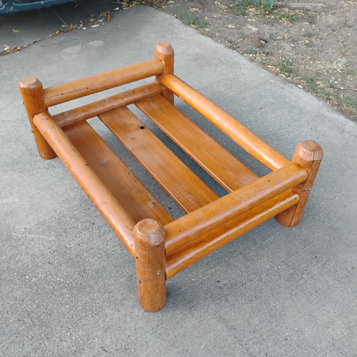 Large Log Dog/Pet Bed With Extras 