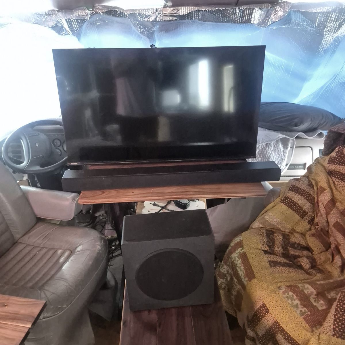 Hisense 40 inch tv with soundbar and subwoofer
