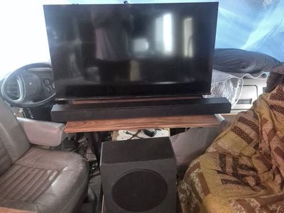Hisense 40 inch tv with soundbar and subwoofer