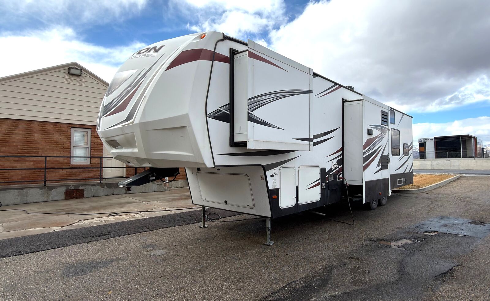 2017 Voltage Triton 3551 Toyhauler 3 Slides & Gen