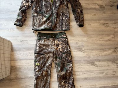 Under Armour rRealtree Camo Hunting Jacket & Pants Set LG / 32