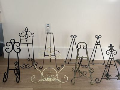 Cute Easel To Make Your Wedding Photo Elegant