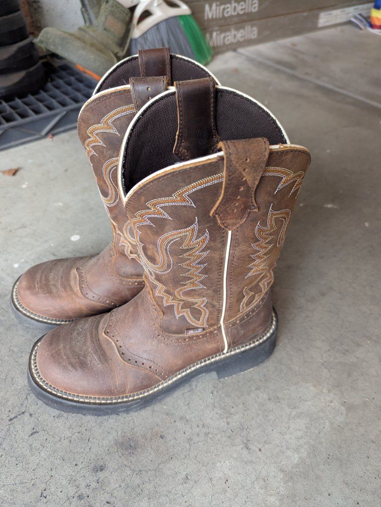 size 9b round toe boots
