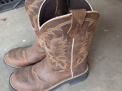 size 9b round toe boots