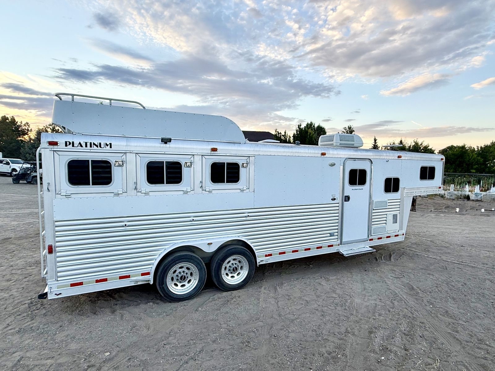 2003 Platinum Coach Outlaw – 3 Horse Slant with Full Living Quarters