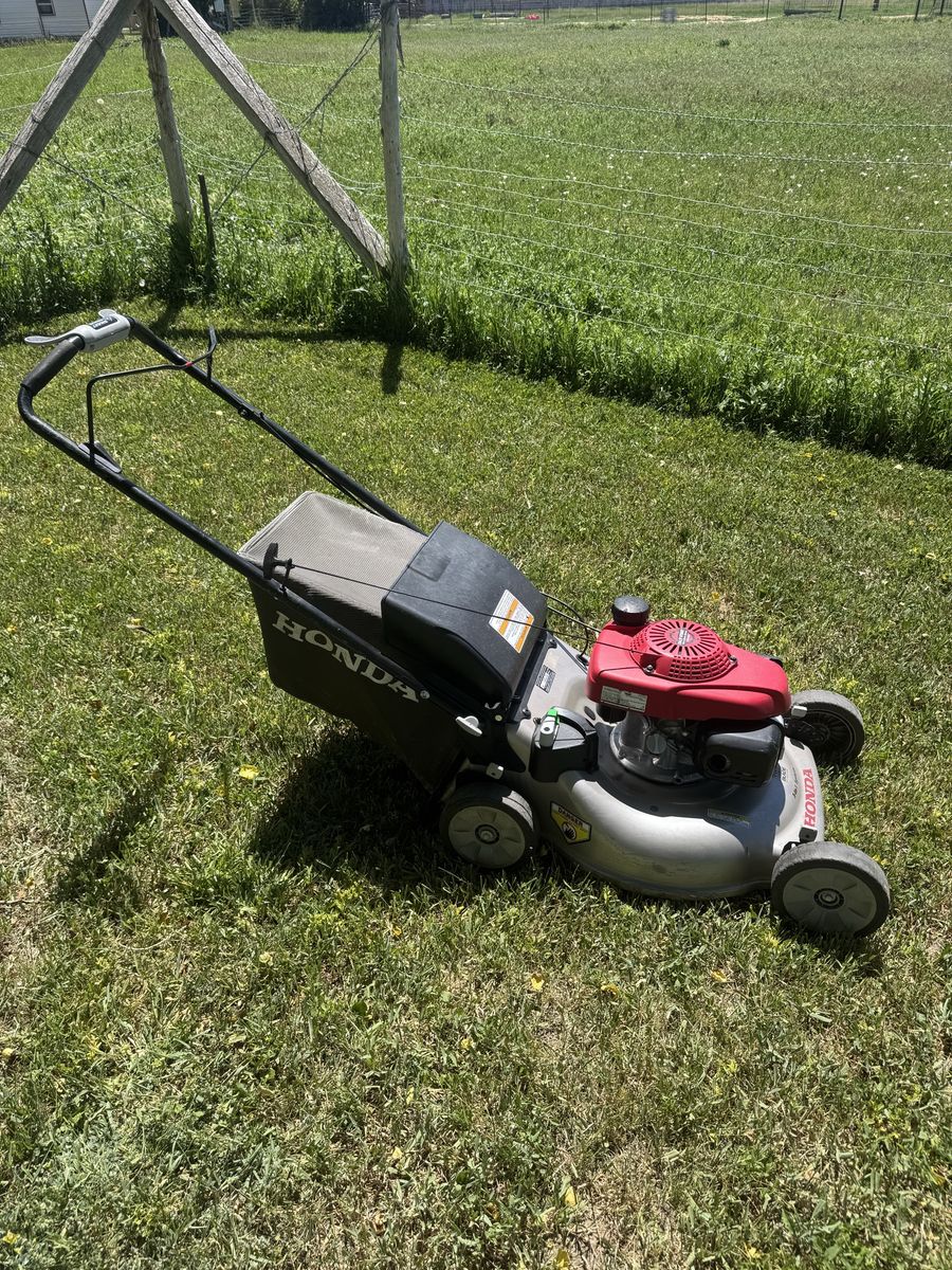 Honda 3-in-1 System Self-Propelled Gas Lawn Mower - Excellent Condition, Grass Catcher Included