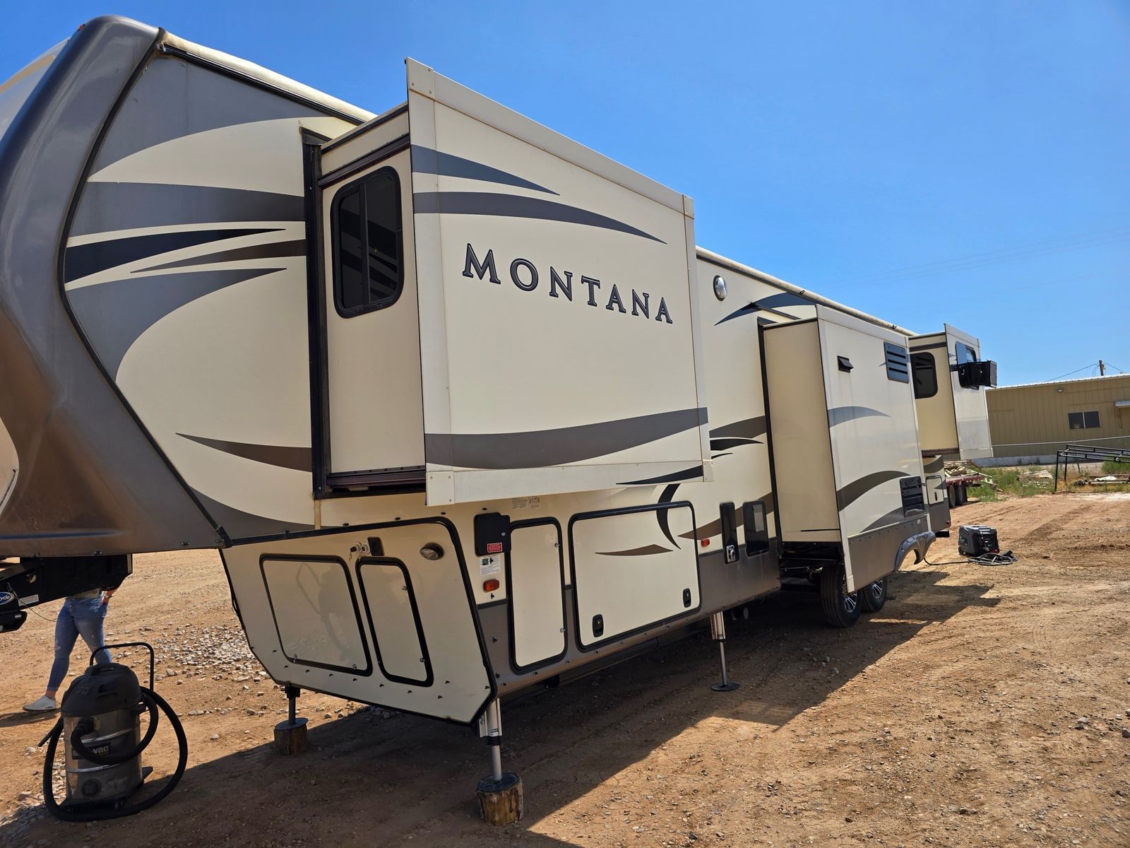 2017 Keystone Montana 40’ 5th wheel