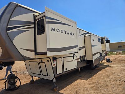 2017 Keystone Montana 40’ 5th wheel
