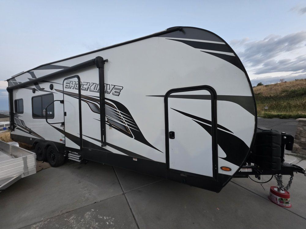Like new Forest River Shockwave 26QSGDX