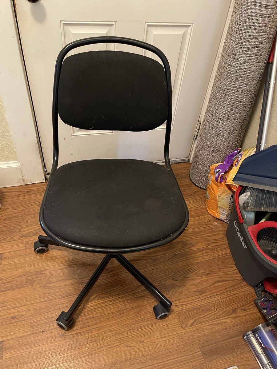 Black desk chair