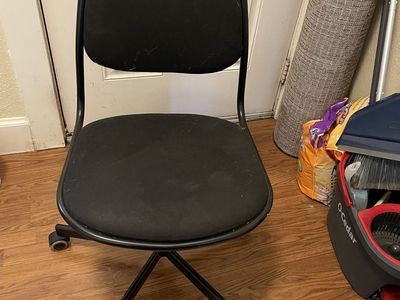 Black desk chair