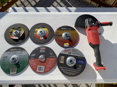Milwaukee M18 FUEL Angle Grinder + 9 Grinding Wheels