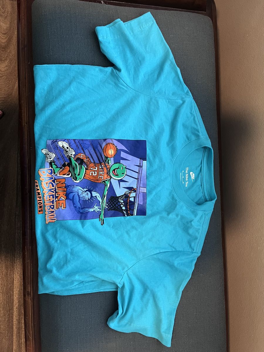 NIKE brand Youth XL T-shirt - Basketball theme - NEW
