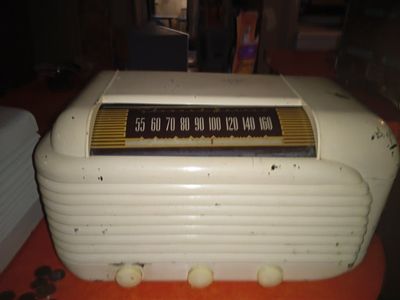 Vintage Motorola Model 59T5 AM Radio - Antique Tube Radio Collectible (Untested)